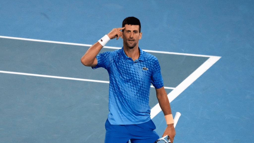 نوفاك دجوكوفيتش يقف متأملًا قبل إرسال حاسم، في لحظة صمت تسبق تفكيك الخصم ذهنيًا.