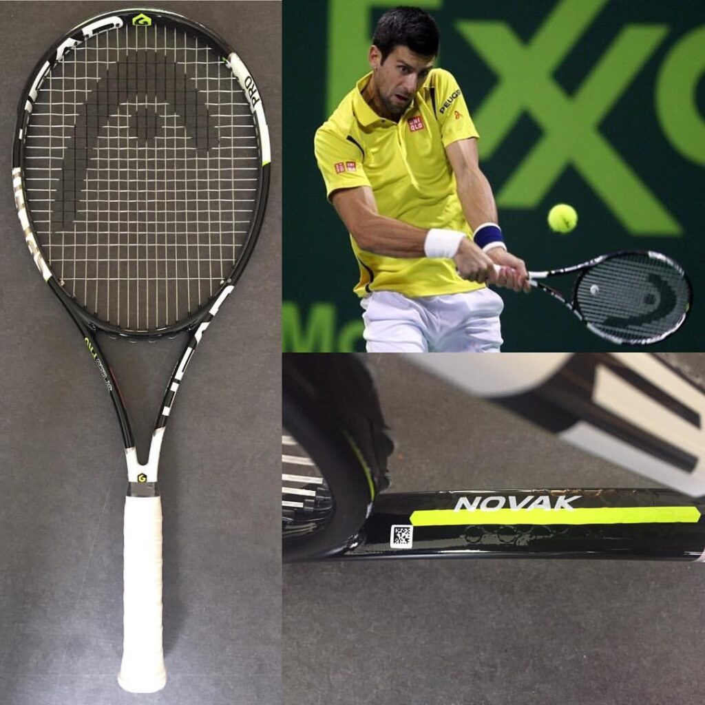 مضرب Head PT113B الخاص بنوفاك ديوكوفيتش، بتصميم غير لامع باللونين الأسود والأبيض، مشدود الأوتار بإحكام، وموضوع على أرضية الملعب في الخلفية.